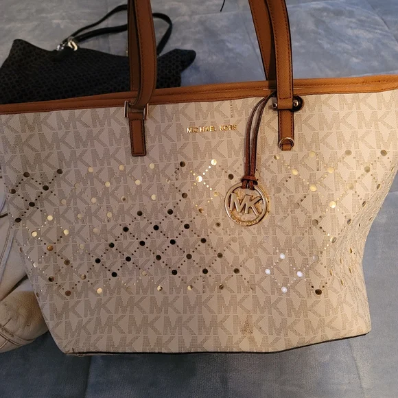 Purses - Picture 2 of 5